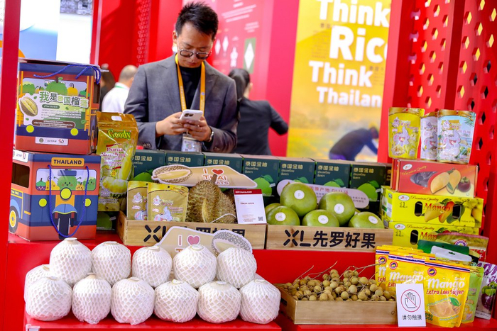 2025年11月6日，上海，第八届中国国际进口博览会，泰国馆展出的水果。视觉中国 图