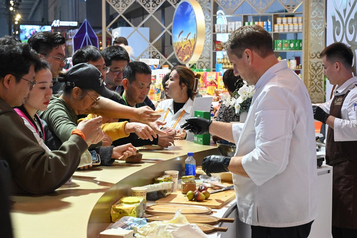 2025年11月6日，上海，第八届中国国际进口博览会，哈萨克斯坦美食吸引了很多观展者。澎湃新闻记者 吴栋 图