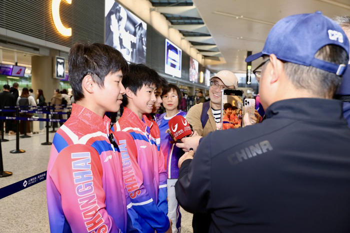 陈浩、李元壮和刘峻熙已经为上海队获得体操男子青年组团体金牌。王佳斌 摄