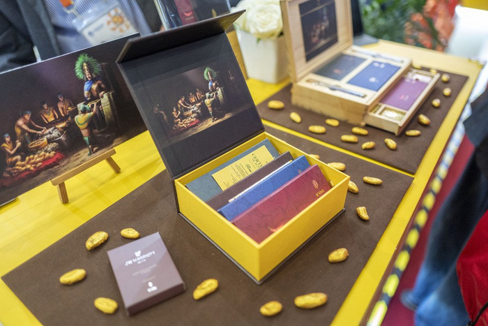 2025年11月6日，上海，第八届中国国际进口博览会，厄瓜多尔馆展示的巧克力。视觉中国 图