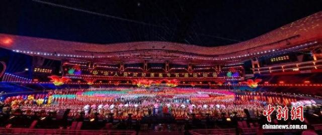 图为主创团队与演职人员合照。 朱启荣 摄