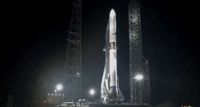 新格伦重型火箭在夜幕下竖起。图片来源：蓝色起源 