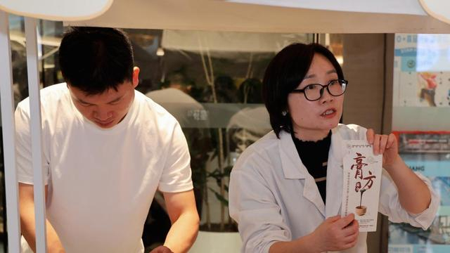 湖南中医药大学第二附属医院医生向群众介绍冬季进补知识。（湖南中医药大学第二附属医院供图）