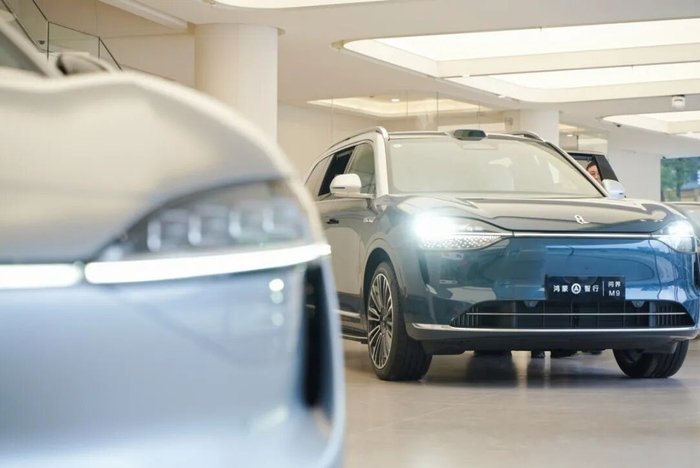 市民在体验新能源汽车。宁波天一广场供图