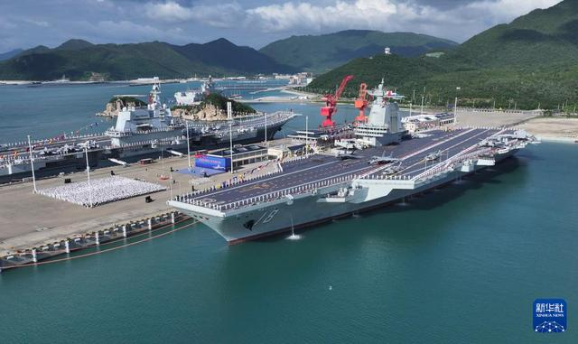 11月5日，我国第一艘电磁弹射型航空母舰福建舰入列授旗仪式在海南三亚某军港举行。 新华社记者 李刚摄