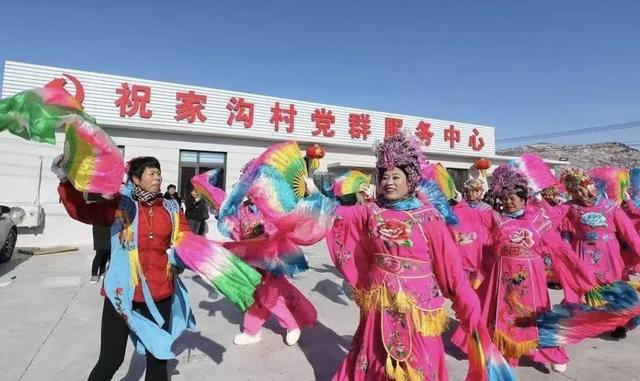 载歌载舞的祝家新村村民 葫芦岛日报 图