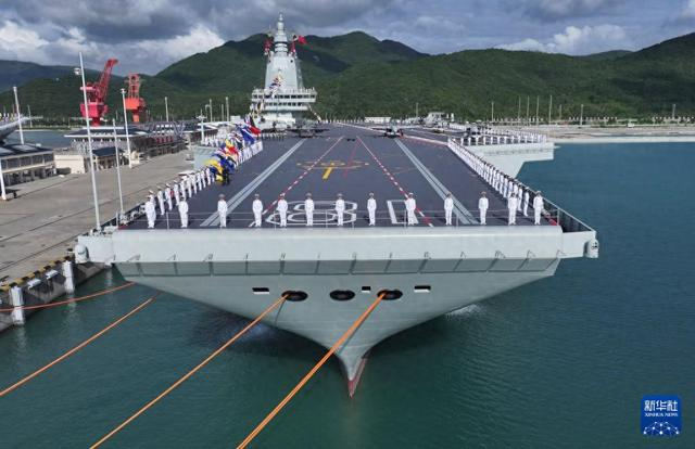 11月5日，我国第一艘电磁弹射型航空母舰福建舰入列授旗仪式在海南三亚某军港举行。 新华社记者 李刚摄