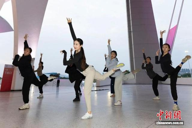 图为演员在场内排练。 陈忧子 摄