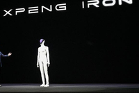 何小鹏：人形机器人明年底量产，软硬件标准要符合甚至超过“车规”