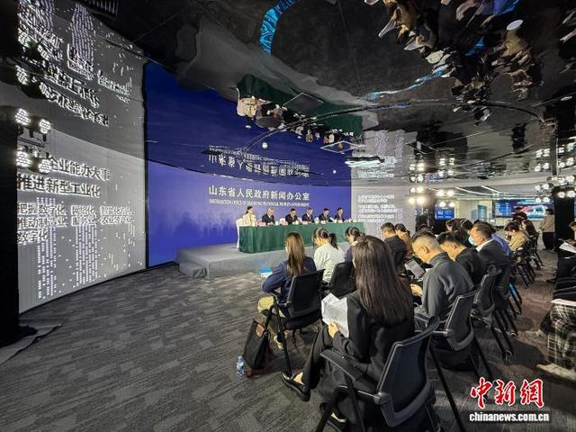 山东省人民政府新闻办公室11月7日召开新闻发布会。李亚平 摄