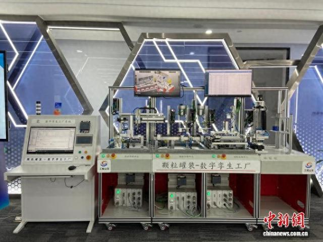11月7日，山东济南，国家级中小企业数字化转型促进中心展示出的“数字孪生工厂”。孙婷婷 摄
