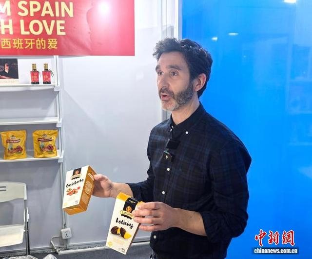 11月4日，一名润盈书院的企业学员在记者探馆活动期间介绍特色产品。 中新社记者 张焕迪 摄