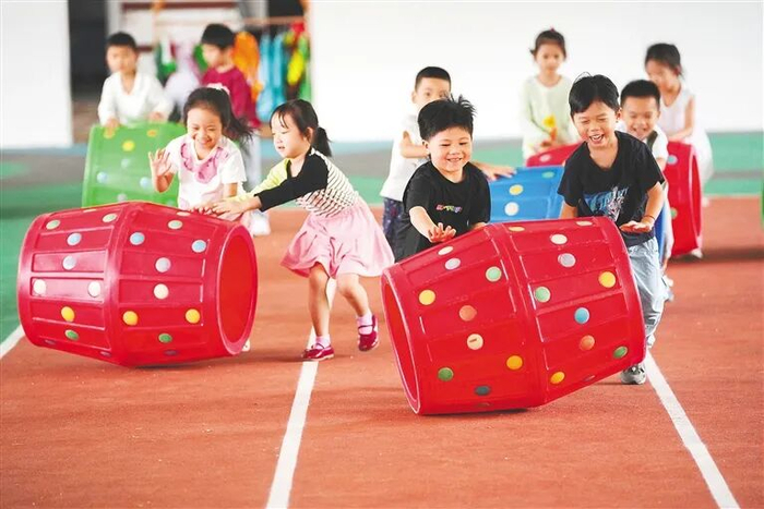 三亚市第一幼儿园，小朋友们在户外操场上开心玩耍。海南日报全媒体记者 王程龙 摄