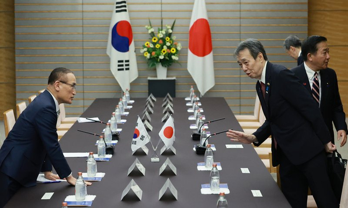  8月23日，日本东京。韩国国家安保室长魏圣洛与日本驻韩大使水岛浩一在首相官邸举行会谈， IC Photo