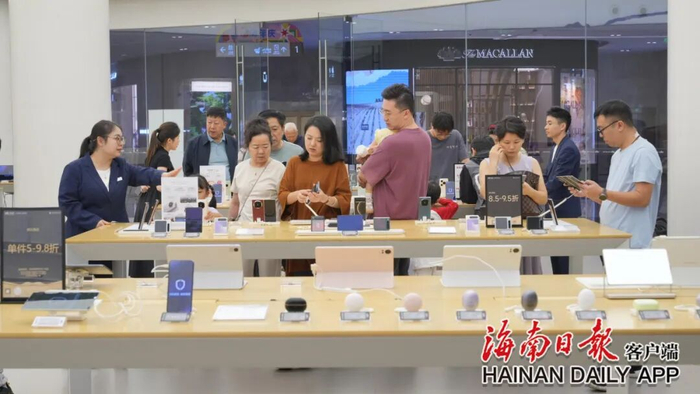 11月1日，cdf海口国际免税城内，顾客们在选购免税商品。海南日报全媒体记者 张茂 摄