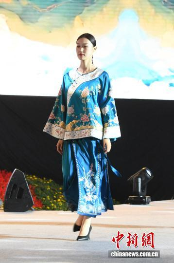 重庆:模特身着丝绸服饰走秀 露天秀场尽显中国丝绸之美