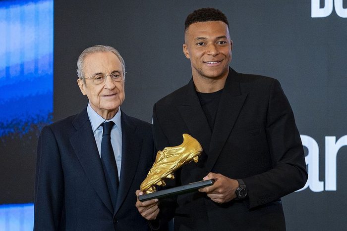 皇马主席弗洛伦蒂诺（左）打造了一个真正的 足球商业帝国。