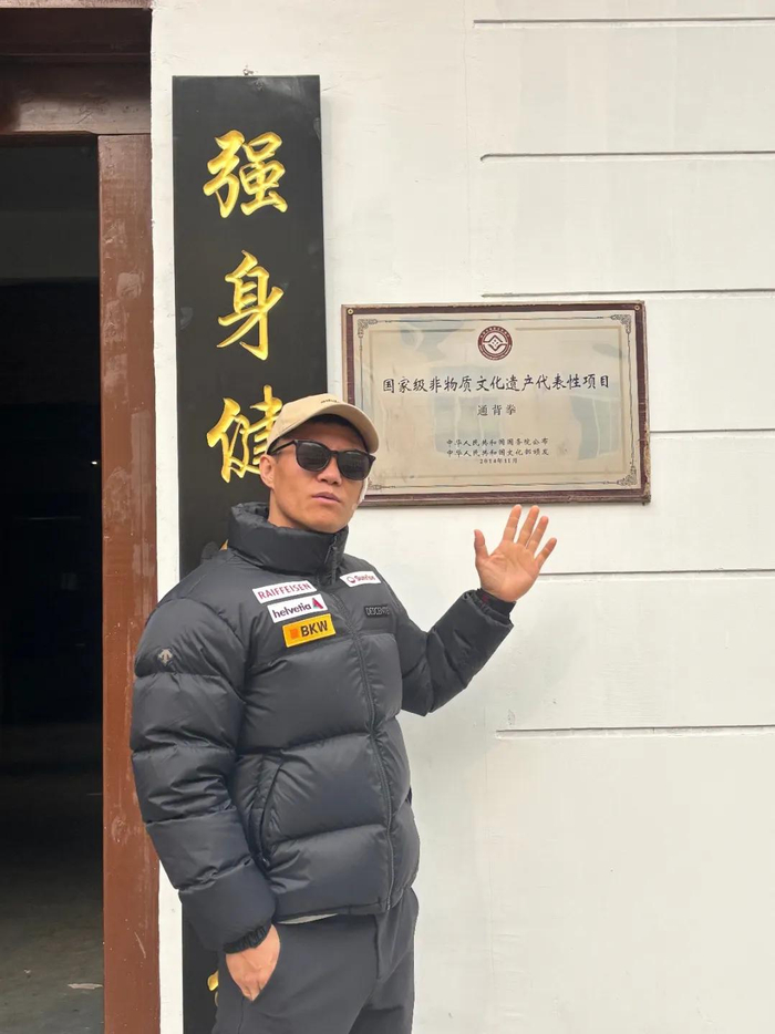 赵鸿刚与通背拳。 图/九派新闻 徐玉婷