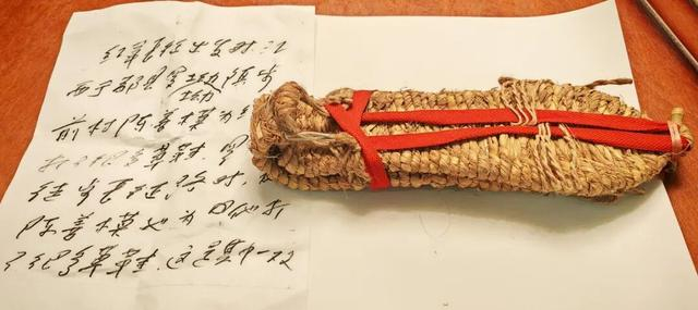 2025年11月2日，徐解秀阿婆孙子朱分永捐赠的90年前爷爷帮助红军打的“草鞋”样式（作者摄）