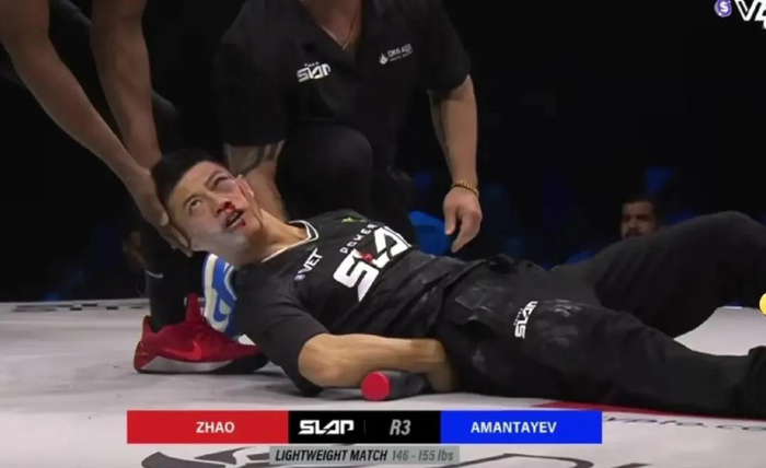 赵鸿刚被KO倒地。 图/比赛视频截图