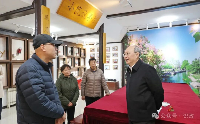 与干部群众深入交流