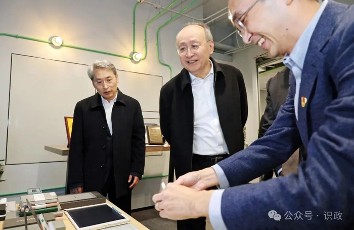 察看楼宇企业党建工作开展等情况