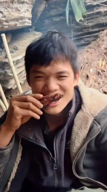 建哥弟弟在吃肉 视频截图