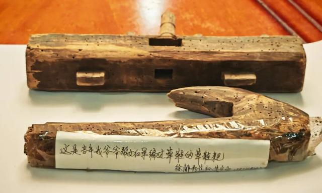 2025年11月2日，徐解秀阿婆孙子朱分永捐赠的90年前老物件“草耙子”（作者摄）