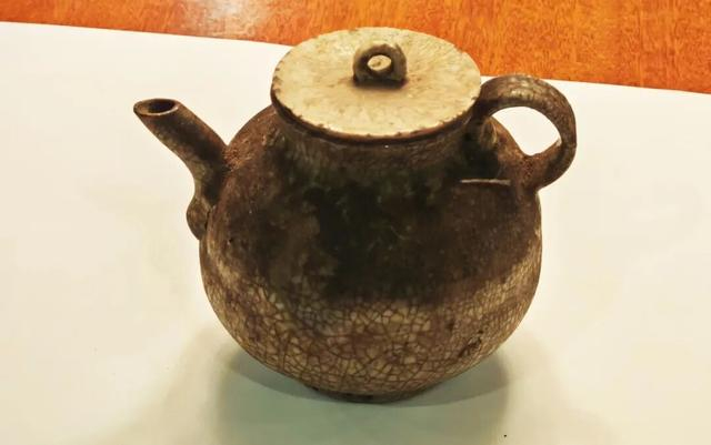 2025年11月2日，徐解秀阿婆孙子朱分永捐赠的90年前老物件“茶油罐”（作者摄）