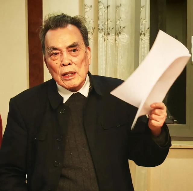 2025年11月2日，85岁的罗开富在捐赠现场深情回忆当年采访徐解秀“半条被子”故事（作者摄）
