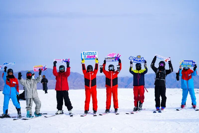 11月3日，赛里木湖滑雪场迎来众多滑雪游客。孙玉新摄