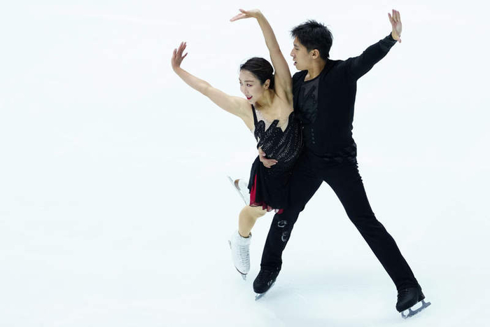 11月7日，中国组合隋文静（左）/韩聪在双人滑短节目比赛中。他们以74.63分的成绩位列第一名。新华社记者 贾浩成 摄