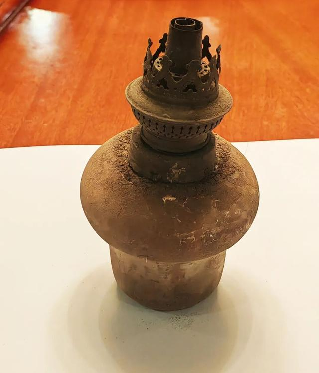 2025年11月2日，徐解秀阿婆孙子朱分永捐赠的90年前老物件“煤油灯”（作者摄）