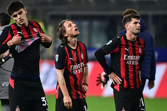 莫德里奇（左二）错失绝杀，米兰战平帕尔马。
