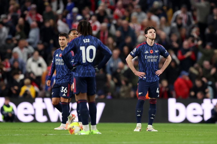 阿森纳各项赛事10连胜势头被终结，暂以7分优势领跑英超。 