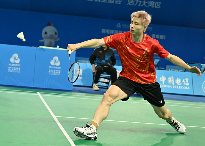 11月8日，江苏队选手石宇奇在男单比赛中回球。新华社记者 李贺 摄