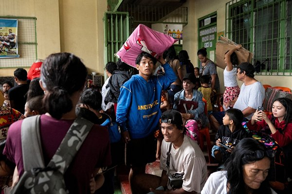 11月9日，菲律宾马尼拉，民众抵达疏散中心 IC photo