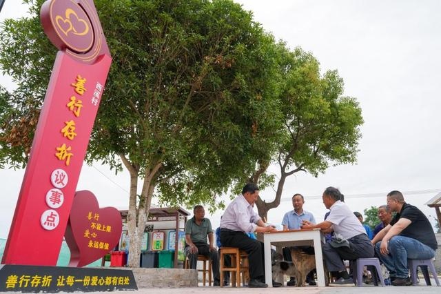 在江苏省宝应县广洋湖镇西溪村，当地党群服务中心的工作人员组织村民进行议事会（2025年6月12日摄）。新华社记者 李博 摄