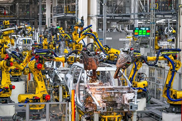 在位于重庆市两江新区的赛力斯汽车超级工厂拍摄的自动化生产作业现场（2025年9月19日摄）。新华社记者 王全超 摄