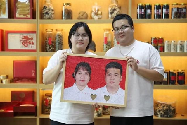 梁女士与丈夫合照。图/受访者提供