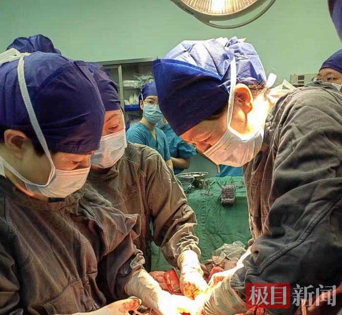 生命通道遭遇“巨瘤”，产科医生“移山”接生