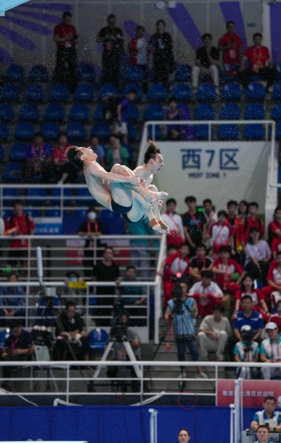 11月6日，广东队组合黄博文/谢思埸在比赛中。最终，他们获得冠军。新华社记者 晋美多吉 摄