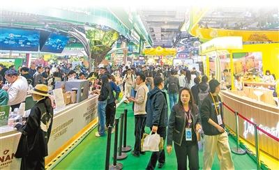 农食产品展区，参观者络绎不绝。人民网记者 翁奇羽摄
