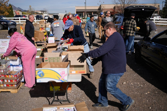 当地时间2025年11月7日，美国科罗拉多州科罗拉多斯普林斯市，美国政府“停摆”持续，美国民众排队领救济。