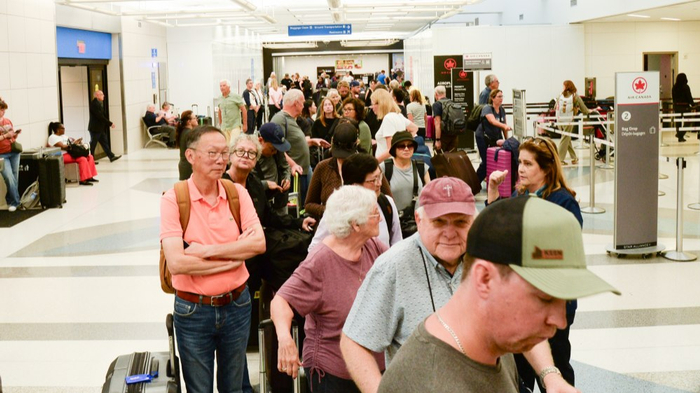 当地时间2025年11月8日，美国佛罗里达州，劳德代尔堡-好莱坞国际机场安检处排起长队。&nbsp;