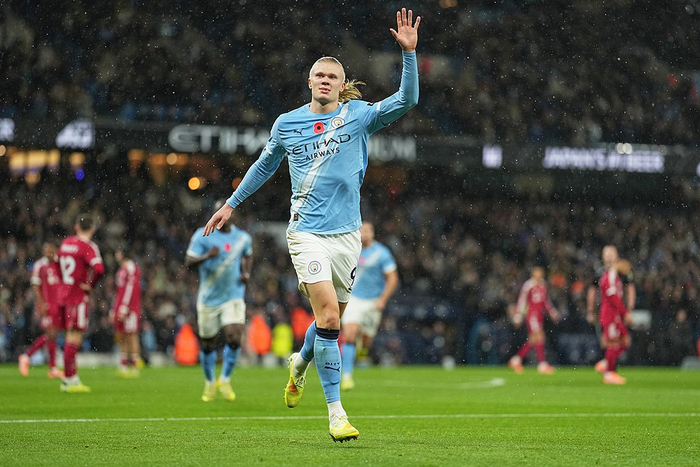 哈兰德此役又有进球，本赛季英超前11轮打入14球，这个数据仅次于他在22/23赛季同期打入的17球。