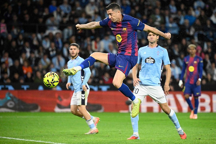 莱万在37岁80天再度上演帽子戏法。