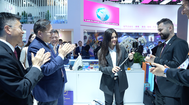 图为国务院国资委新闻中心副主任张义豪（左2）参与阿雅（右2）的现场直播活动