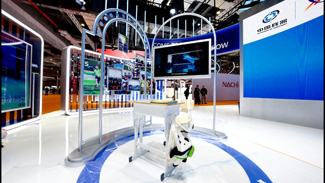 图为进博会期间振华石油展区一张来自希望学校的课桌