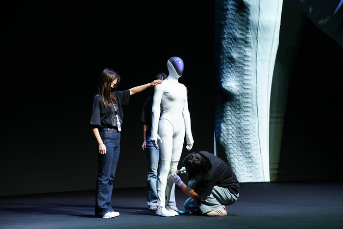 11月6日晚，机器人IRON在通电运行状态下，被小鹏工作人员现场剪开腿部覆盖件。受访者供图